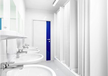 Các cabin tắm đứng được lắp riêng tạo ra không gian riêng tư